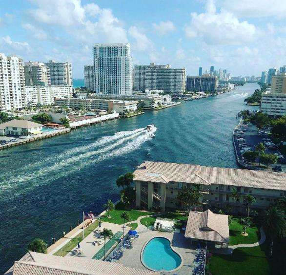 Relaxing Beachwalk Getaway For 4 Guests 405b Apartment Hallandale Beach